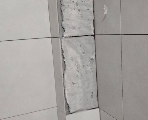 龙港瓷砖空鼓维修公司分享下瓷砖施工前基层浇水润湿程度不足，可能导致以下问题